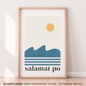 Può includere: Una stampa d'arte digitale minimalista con un design a onde blu e un sole giallo. Il testo "salamat po" è scritto in nero nella parte inferiore della stampa.