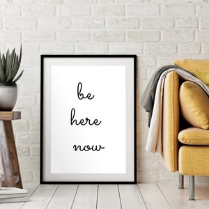 Mindfulness Be Here Now Zitat Kunst | Schwarz weiß Wohndekoration | Yoga Studio Wand Motivation druckbare Wandkunst Digitaler Download