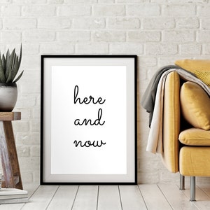Mindfulness Druckbares Zitat | Minimalistisches Wohndekor | Positives Poster Home Wall Art Dekor | Here and Now Swirly Typography Digitaler Download
