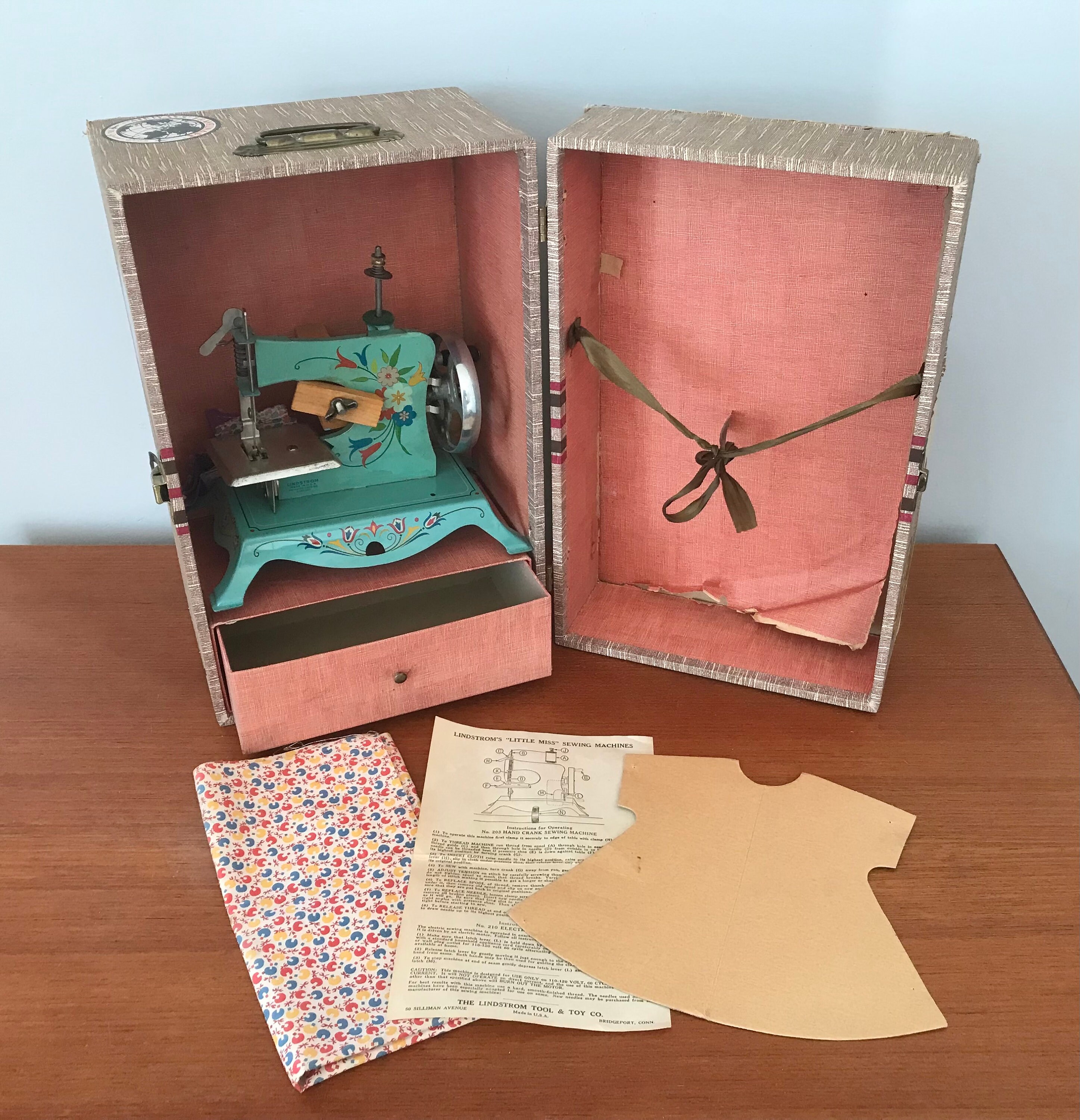 Vintage Lindstrom little Miss Toy Sewing Machine, Vintage 1940's