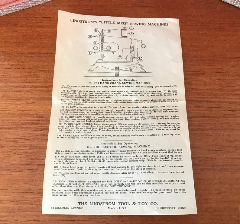 Vintage Lindstrom little Miss Toy Sewing Machine, Vintage 1940's