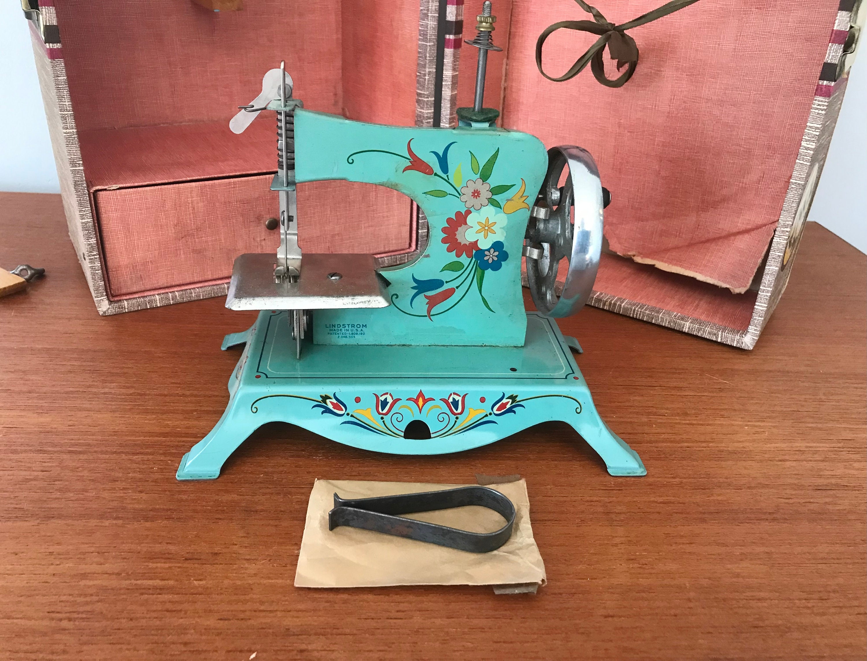 Vintage Lindstrom little Miss Toy Sewing Machine, Vintage 1940's