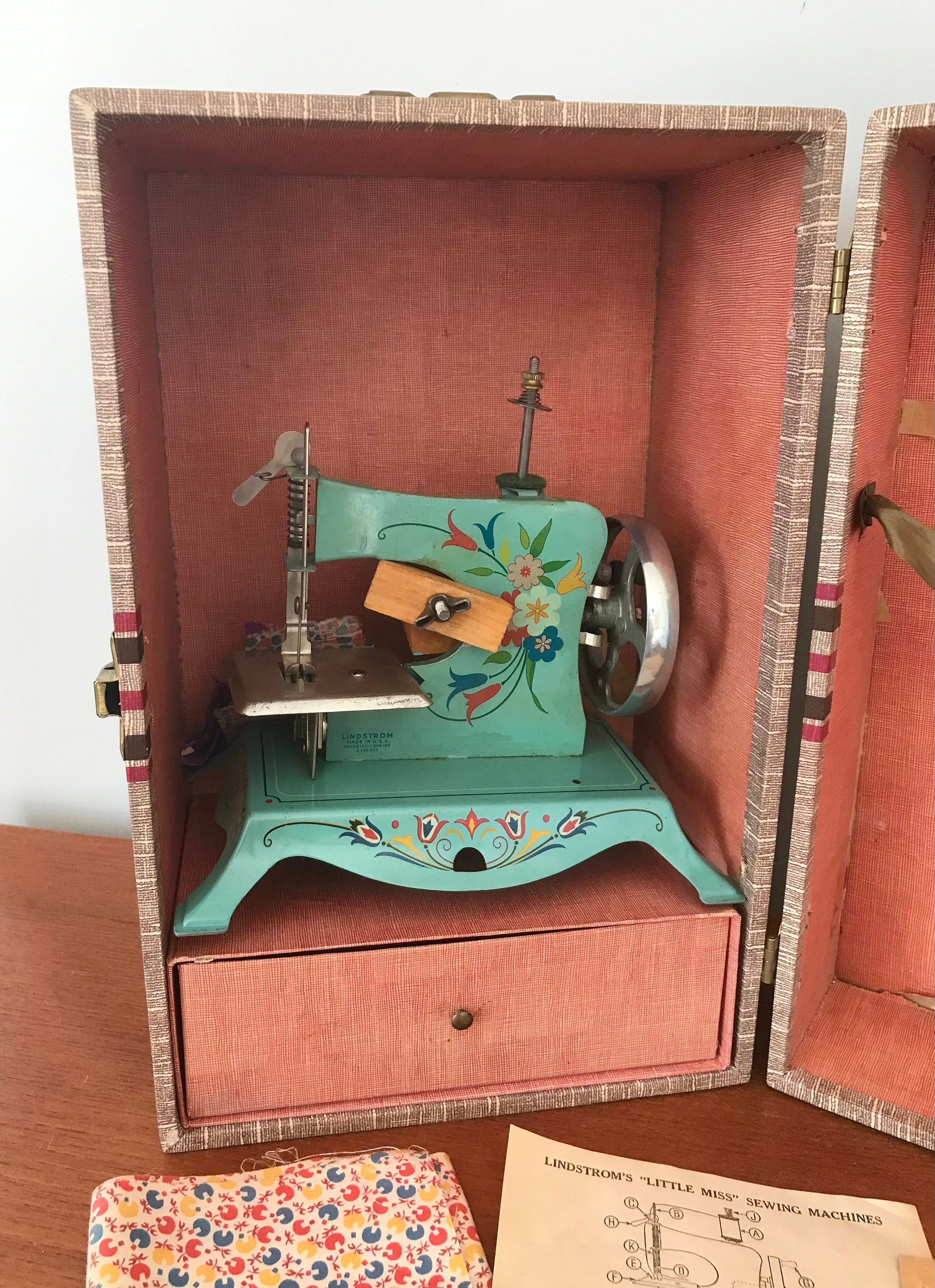 Vintage Lindstrom little Miss Toy Sewing Machine, Vintage 1940's