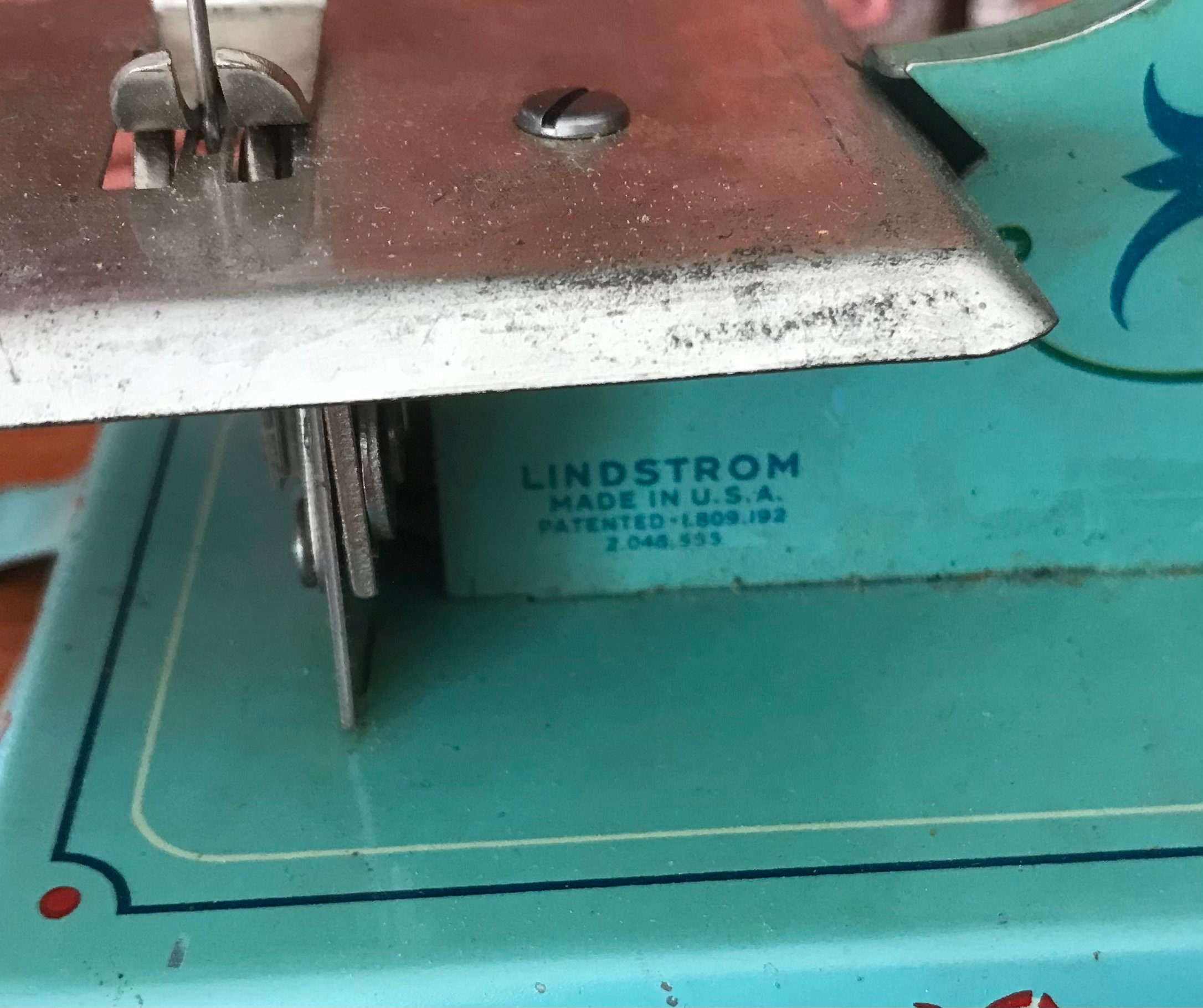 Vintage Lindstrom little Miss Toy Sewing Machine, Vintage 1940's
