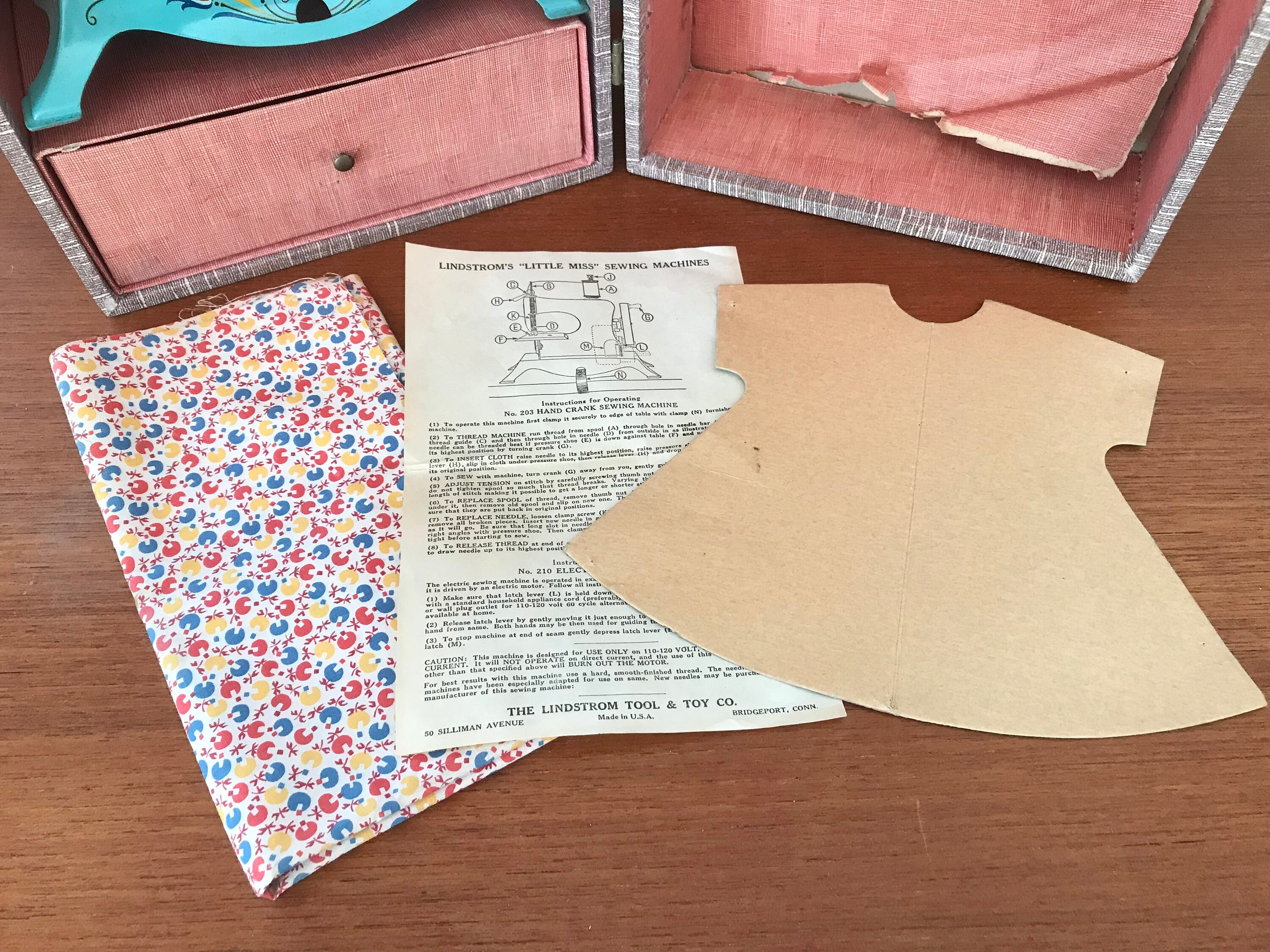 Vintage Lindstrom little Miss Toy Sewing Machine, Vintage 1940's