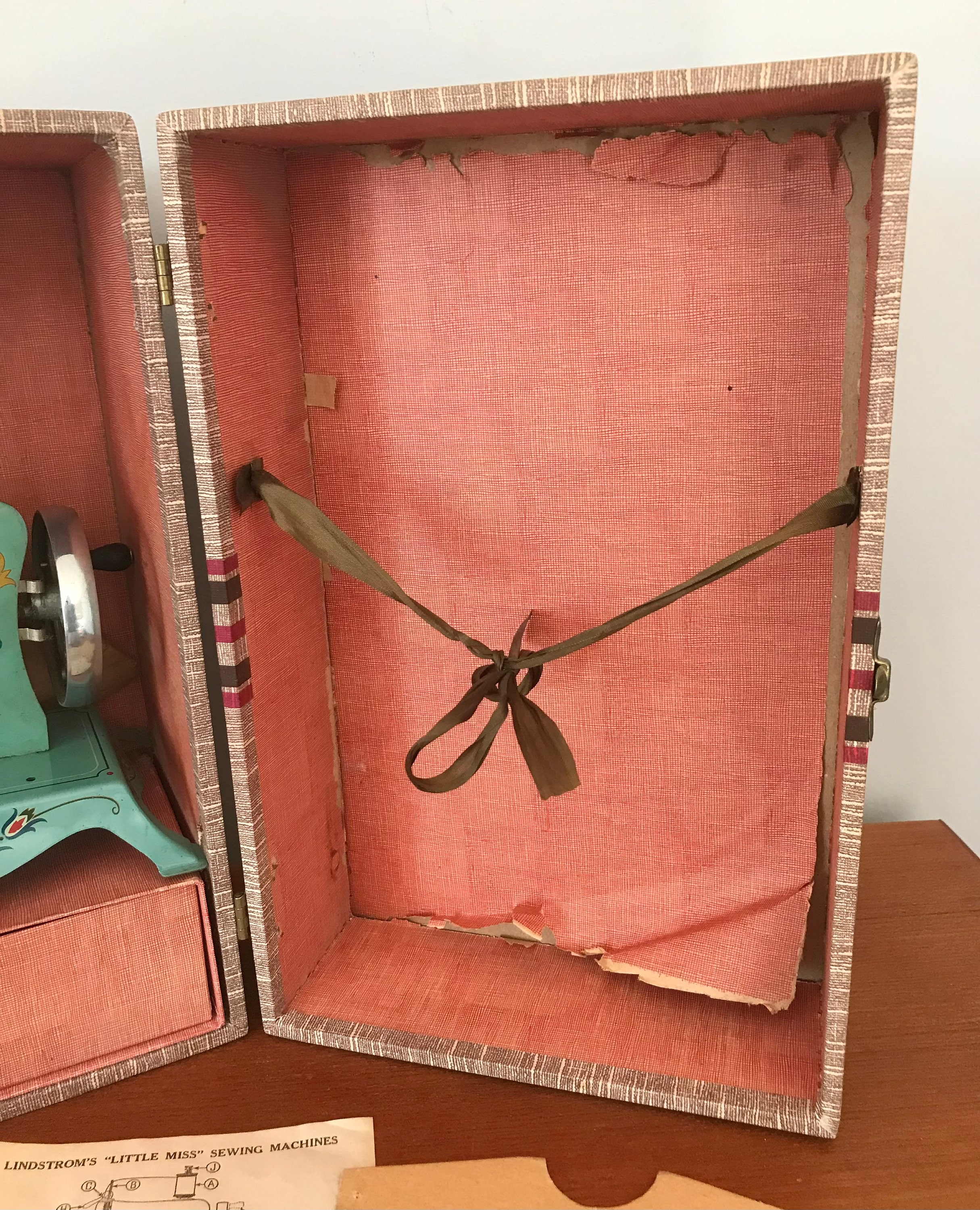 Vintage Lindstrom little Miss Toy Sewing Machine, Vintage 1940's