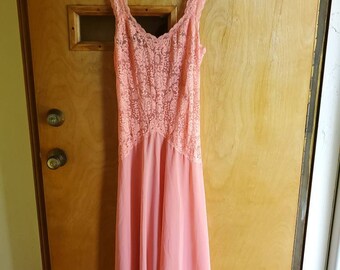 Beautiful, Classic Vintage 1970's Full Length Lace and Chiffon Nightgown. Sz. Small
