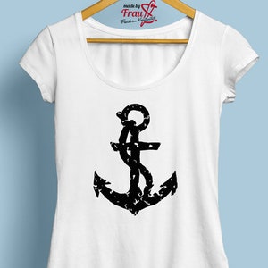 Könnte beinhalten: Weißes T-Shirt mit einem schwarzen Anker-Motiv. Der Anker ist abgenutzt und hat ein Seil-Design. Das Etikett lautet "made by Frau".