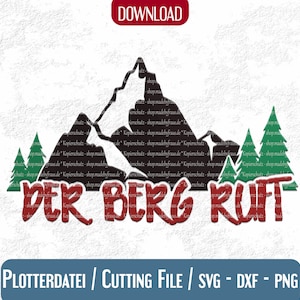 Peut inclure: Une silhouette noire de montagnes avec des arbres verts devant elles. Le texte "DER BERG RUFT" est écrit en rouge sous les montagnes. Le texte "PLOTTERDATEI / CUTTING FILE / SVG - DXF - PNG" est écrit en bleu sous les montagnes.