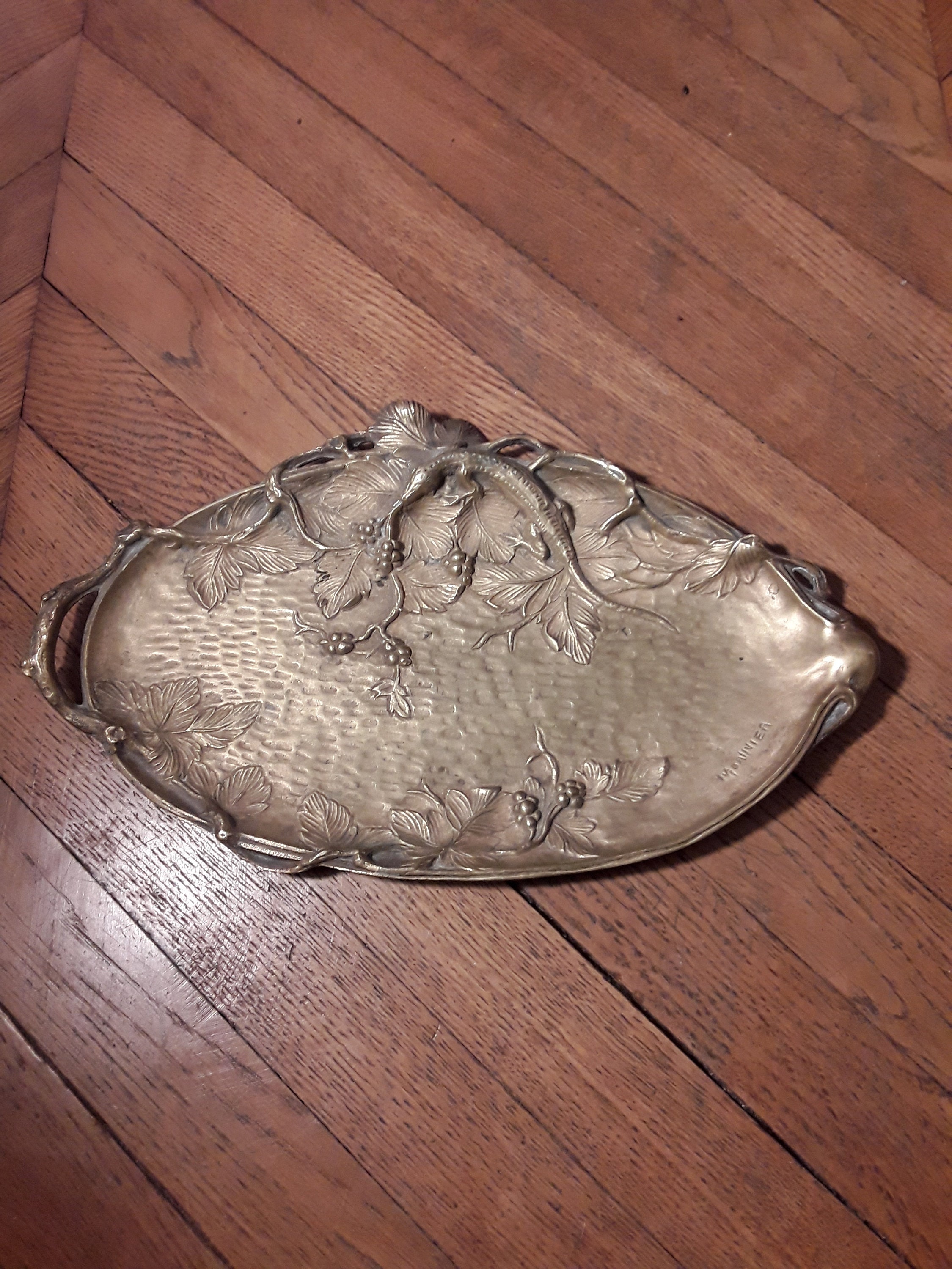 Plat en Bronze Motif Salamandre Signé Monivier