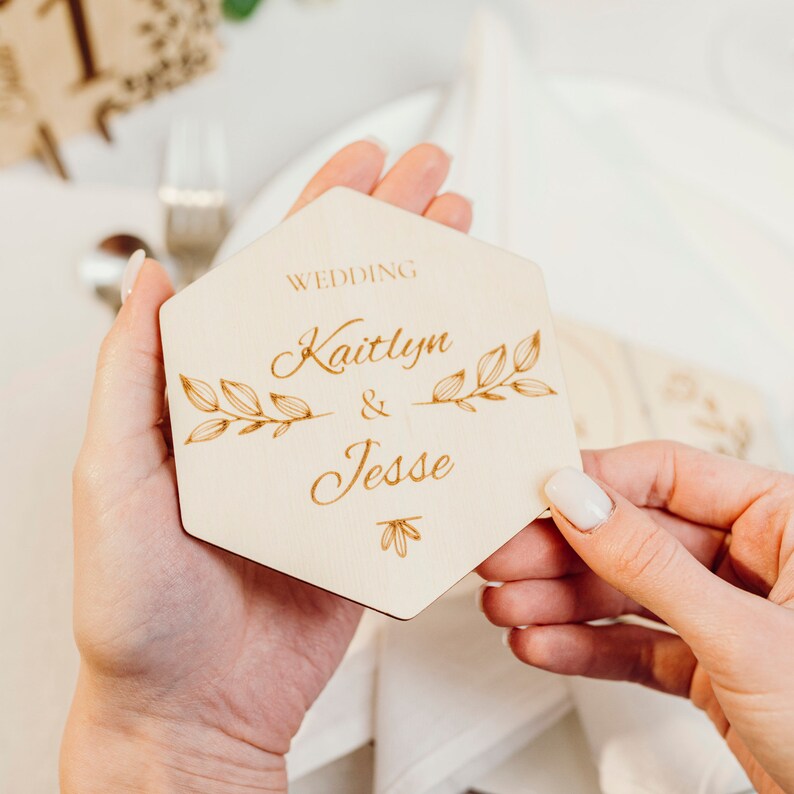 Faveurs de mariage pour les invités en vrac, faveur de mariage unique, sous-verre de mariage en bois, sous-verres de faveurs de mariage, sous-verres personnalisés, ensemble de sous-verres image 4