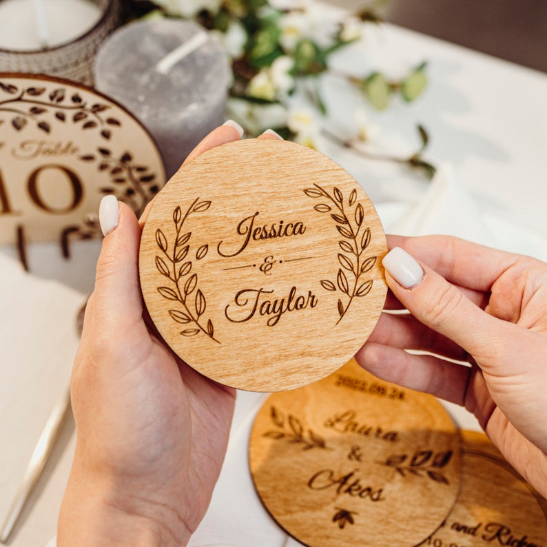 Faveurs de mariage pour les invités en vrac, faveur de mariage unique, sous-verre de mariage en bois, sous-verres de faveurs de mariage, sous-verres personnalisés, ensemble de sous-verres image 2