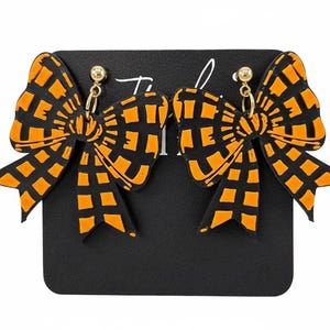 Oranje en zwarte Coquette strik oorbellen – Handgemaakte statement oorbellen voor Halloween