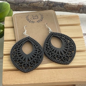Handgefertigte Mandala-Ohrhänger aus Holz: Leichter Boho-Schmuck