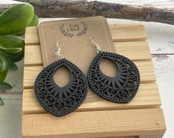 Handgefertigte Mandala-Ohrhänger aus Holz: Leichter Boho-Schmuck