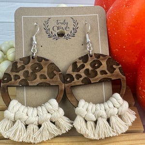 Leoparden Holz Makramee Ohrringe: Handgemachte Boho Ohrhänger