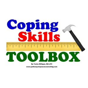Op de afbeelding: Een groene gereedschapskist met de woorden "Coping Skills" in rode, blauwe en witte letters erboven. Boven de gereedschapskist bevindt zich een gele liniaal, en rechts van de gereedschapskist bevindt zich een zilveren hamer. De tekst "By Tasha Milligan, MA LPC" en "www.pathwaystopeacecounseling.com" bevindt zich onder de gereedschapskist.