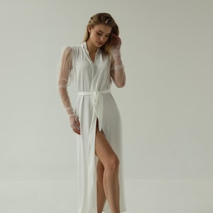 Langes Kleid für die Braut mit Luftärmeln Brautgewand mit weiten Ärmeln Weißes Satin-Seidengewand Boudoir-Gewand