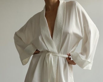 White kimono robe with lace details bride short robe with long sleeves Boudoir robe Bridal robe Dressing gown Bridesmaid gift