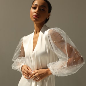 Lange Robe für die Braut mit Perlenärmeln Brautrobe mit weiten Ärmeln Weißes Satin-Seiden-Robe Boudoir-Robe Erste Bereitschafts-Robe Brautparty-Robe
