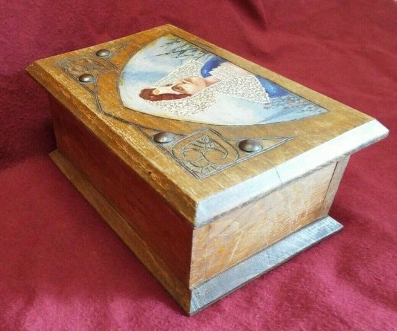 Old Antique TRINKET or JEWELRY BOX with Hand Pain… - image 4