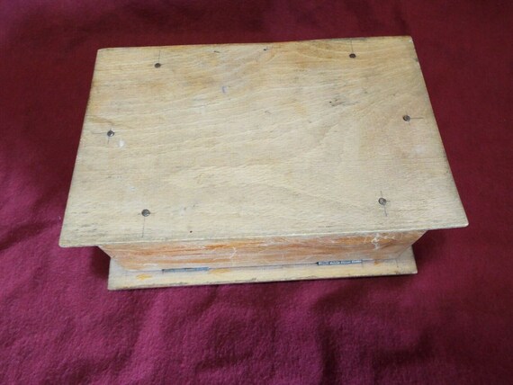 Old Antique TRINKET or JEWELRY BOX with Hand Pain… - image 6