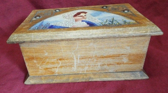 Old Antique TRINKET or JEWELRY BOX with Hand Pain… - image 3