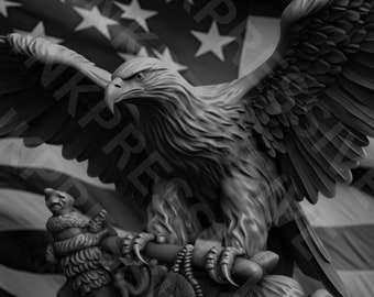 Op de afbeelding: Een zwart-witte 3D-geprinte sculptuur van een Amerikaanse zeearend met zijn vleugels uitgespreid. De adelaar zit op een tak met zijn klauwen die de tak vastgrijpen. De adelaar kijkt naar rechts en zijn kop is naar links gedraaid. De adelaar is geplaatst tegen een achtergrond van een Amerikaanse vlag.