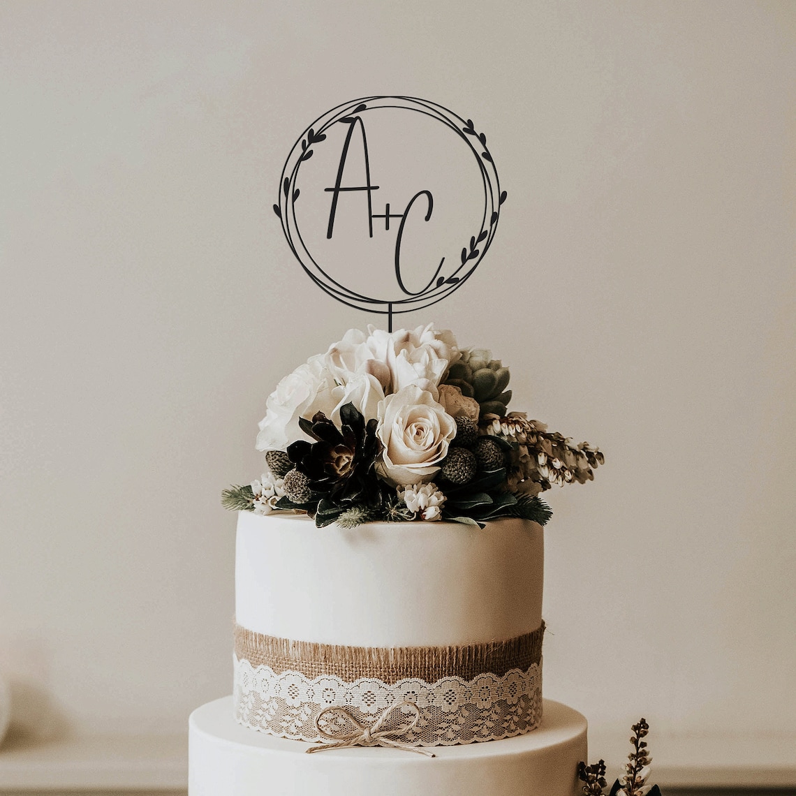 34 Cake Topper Ideen für deine Hochzeit - von personalisiert bis lustig Gold Monogramm Hochzeit Torten topper PersonalisiertInitialen Bild 4