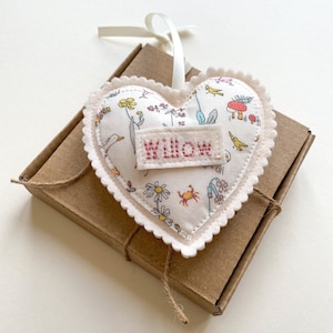 Liberty Stoffherz, Stoffherz, personalisiertes hängendes Herz, maßgeschneiderte hängende Herzdekoration, Geschenk zum Namenstag, neues Babygeschenk