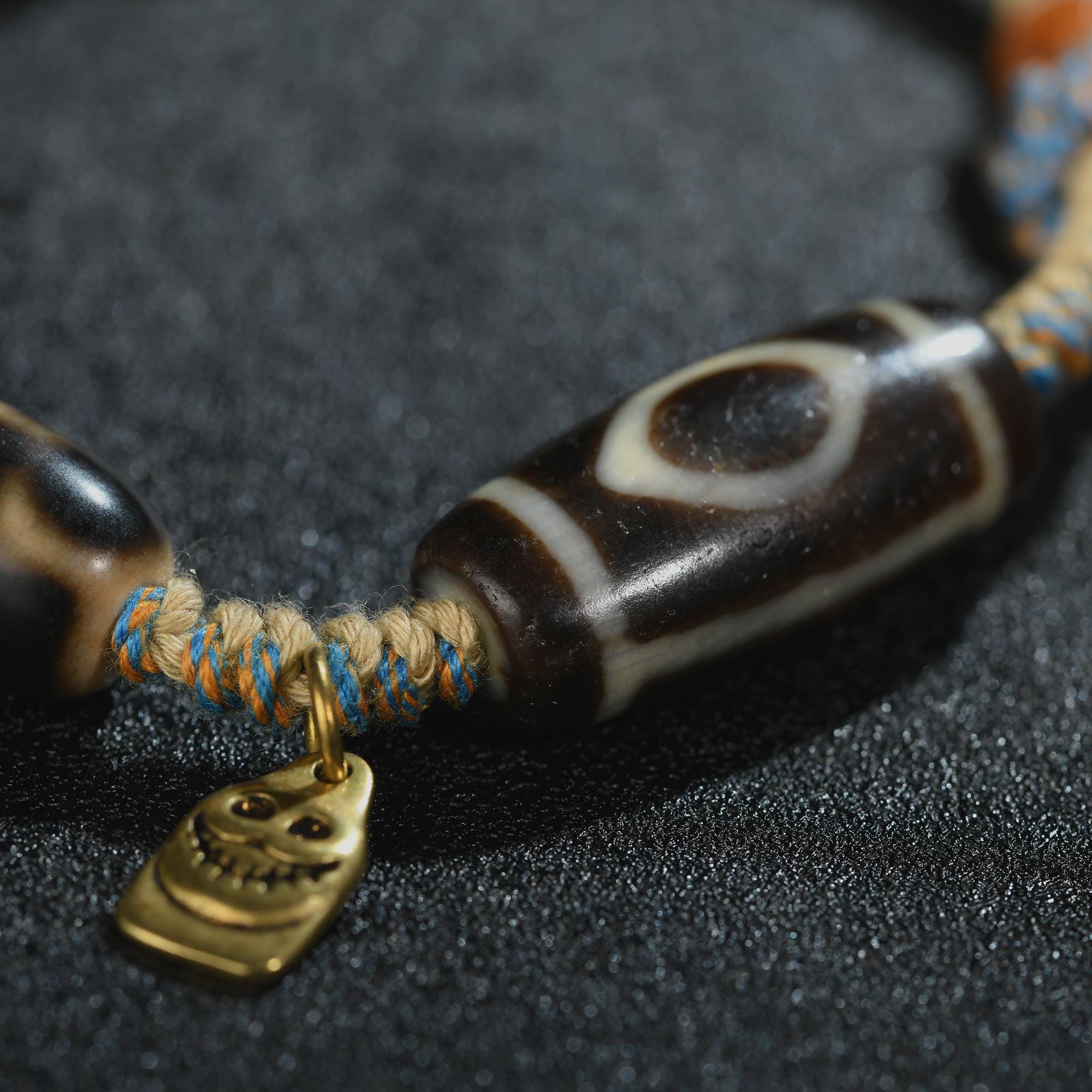 チベットのDziビーズブレスレット：手編みのお守り、祈りのジュエリー