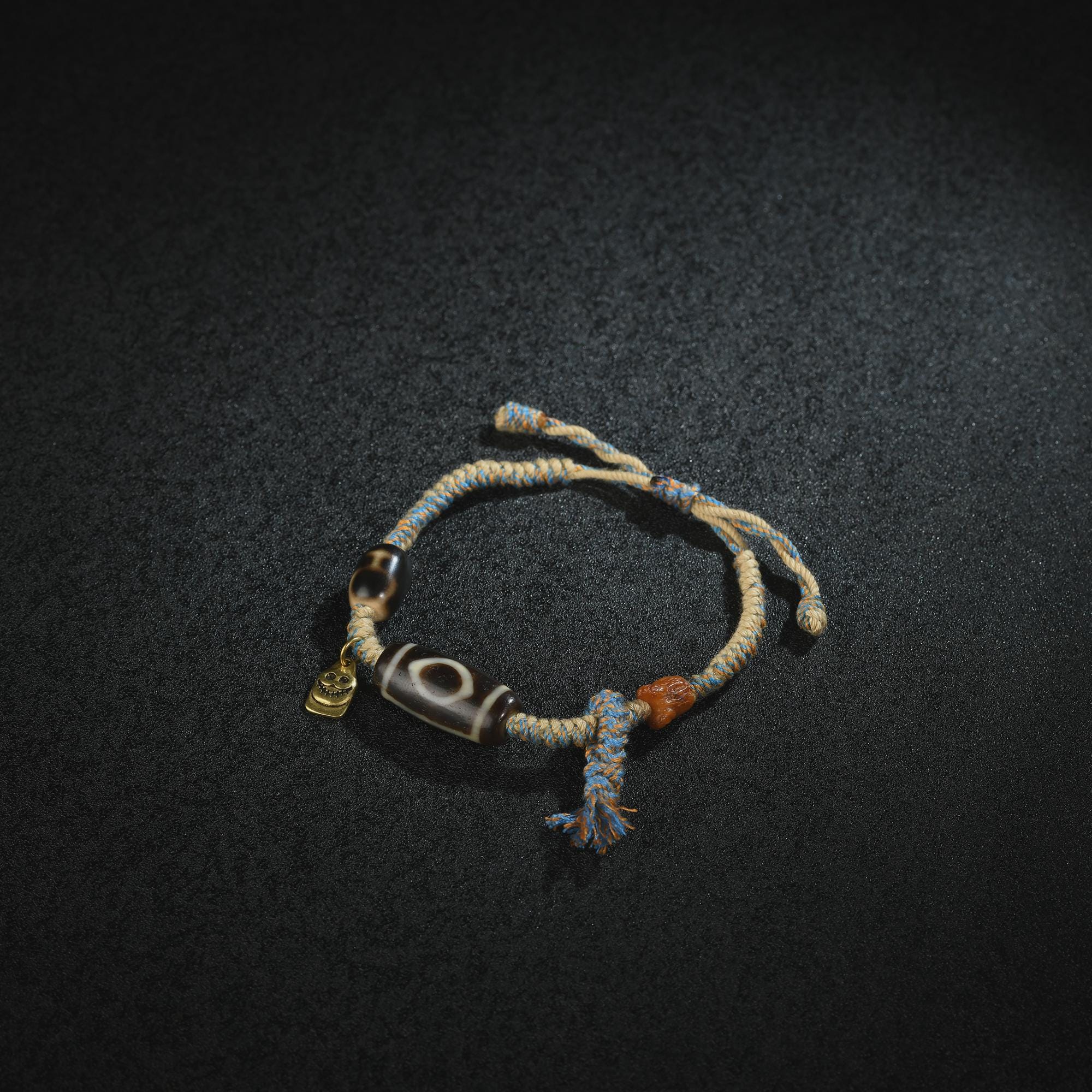 チベットのDziビーズブレスレット：手編みのお守り、祈りのジュエリー