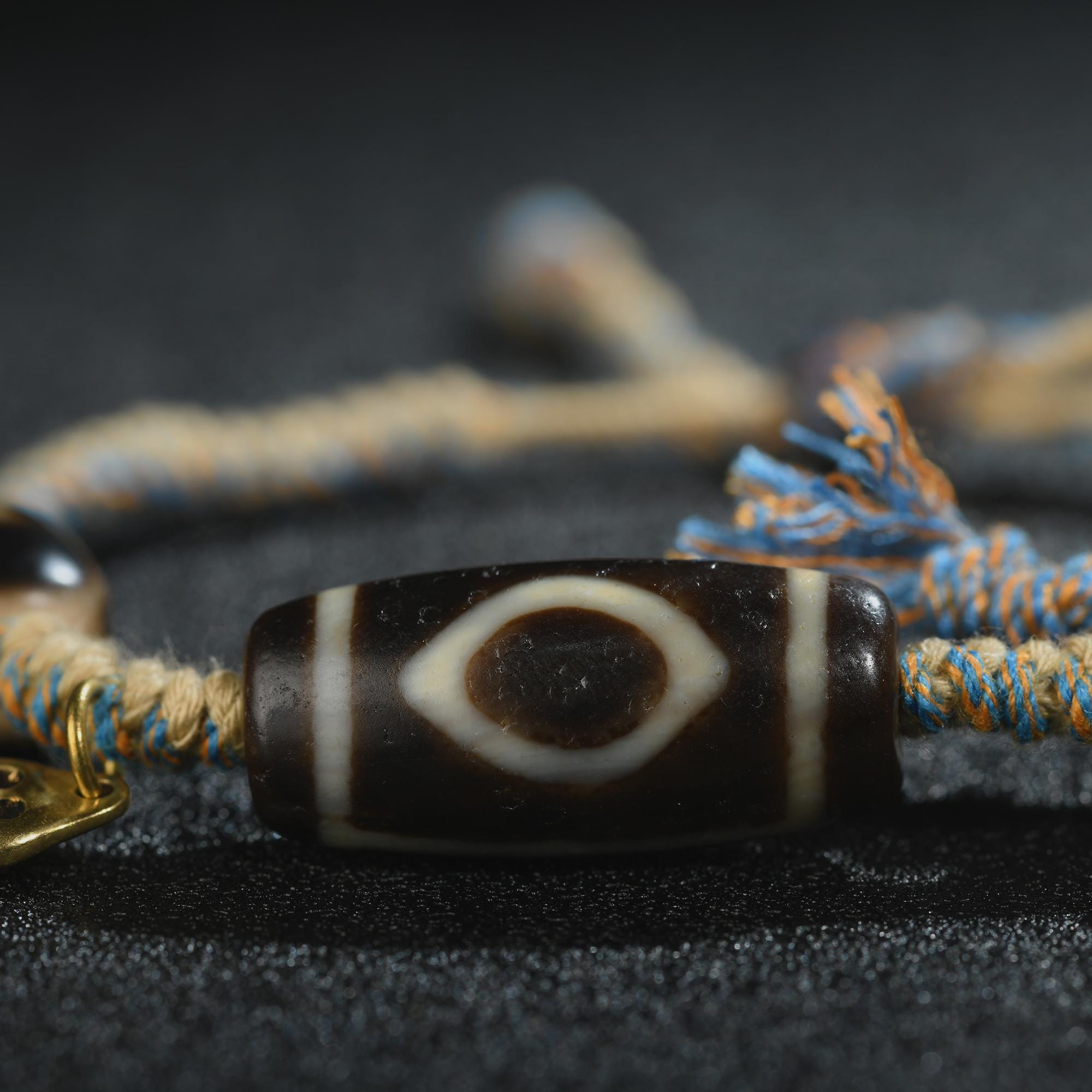 チベットのDziビーズブレスレット：手編みのお守り、祈りのジュエリー