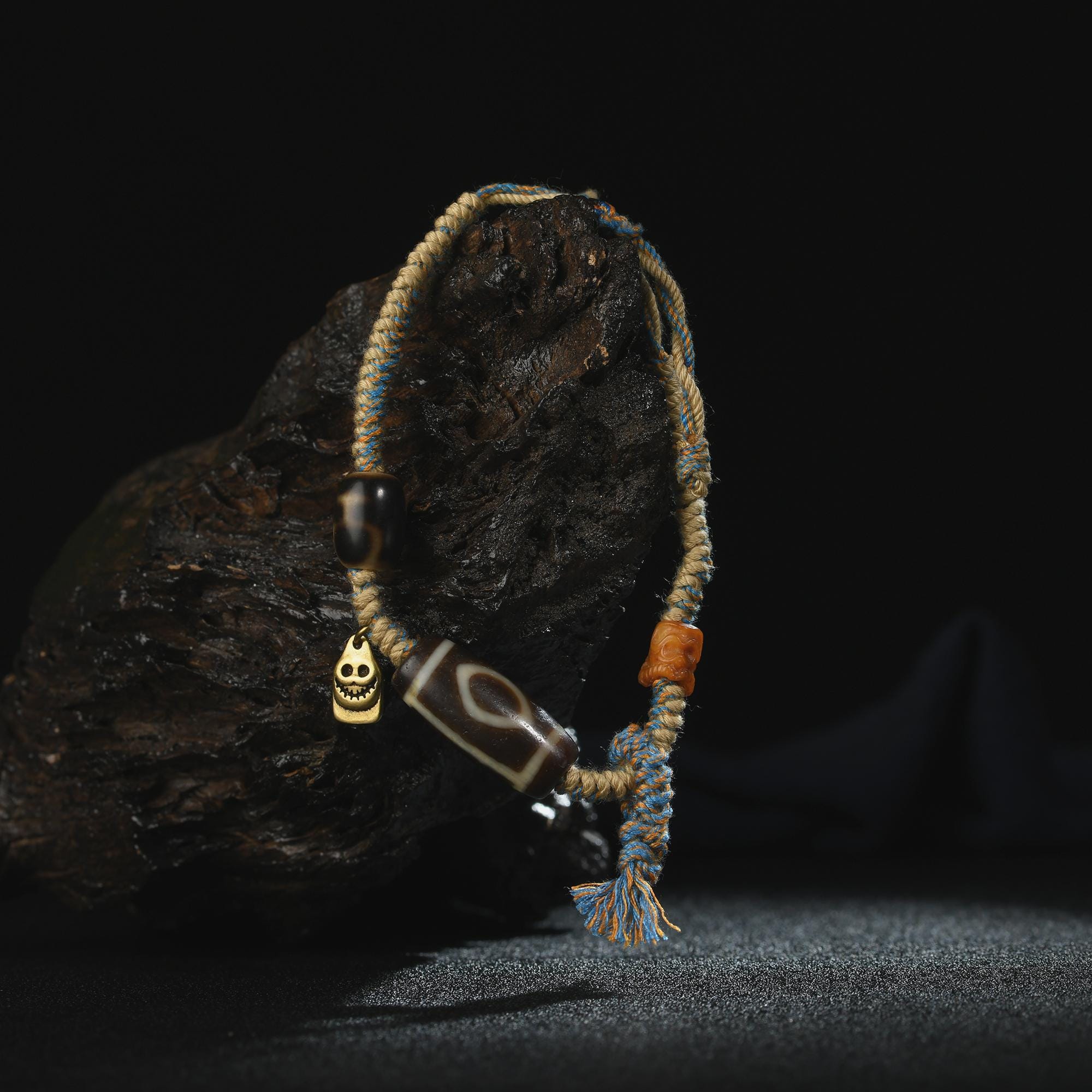 チベットのDziビーズブレスレット：手編みのお守り、祈りのジュエリー