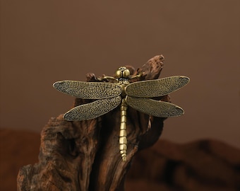 Scultura di libellula in bronzo antico: arte di insetti fatta a mano