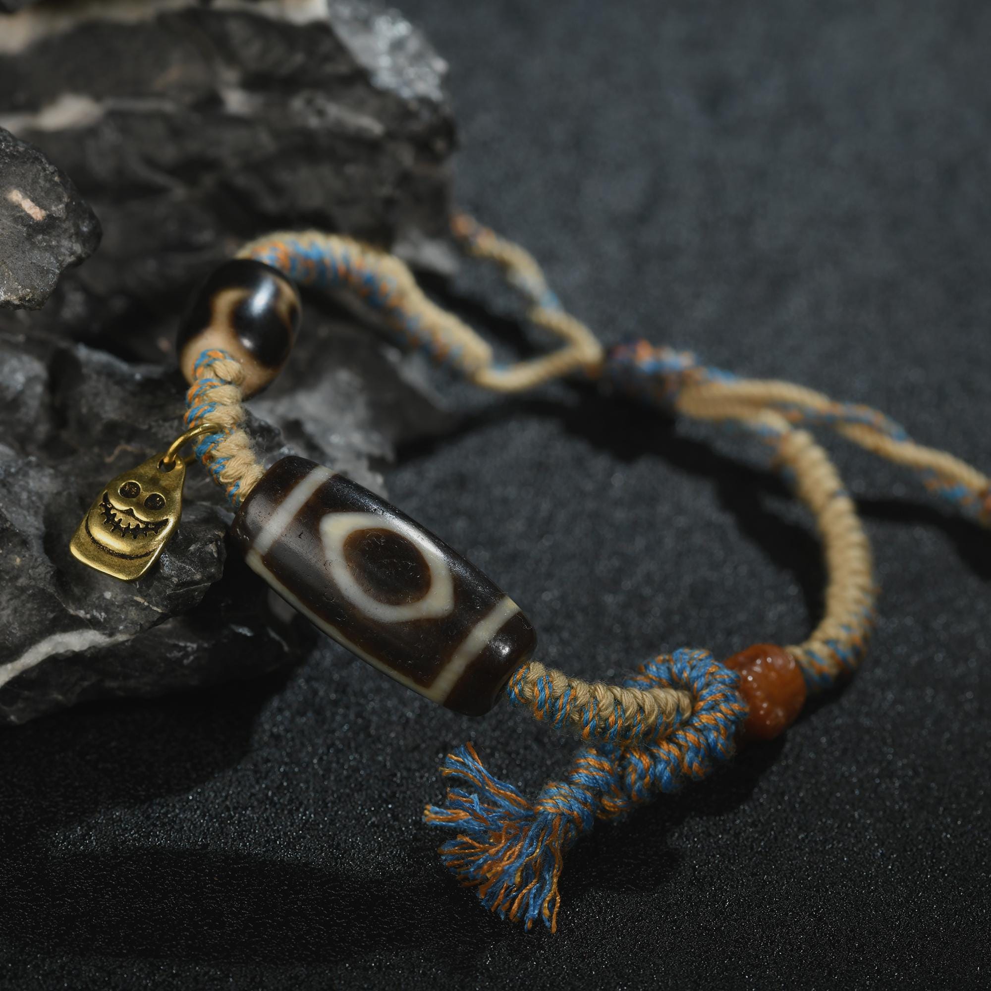 チベットのDziビーズブレスレット：手編みのお守り、祈りのジュエリー