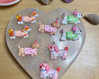 Ocho perros fiesteros, dos de cada estilo.