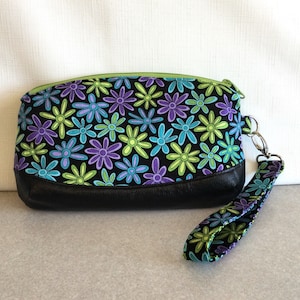 Wristlet Handtasche Lavendel Blau Grün Gänseblümchen auf Schwarz 26 cm B x 14 cm H x 5 cm T lindgrünem Futter