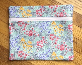 Bolsa para proyectos de punto de cruz con fondo azul verdoso, flores rosas, lavanda y amarillas, 33 x 28 cm, morada, con cremallera, forrada.