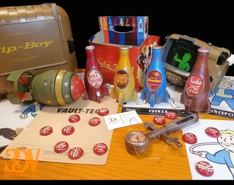 Może przedstawiać: Kolekcja przedmiotów z motywem Fallout, w tym sześciopakowy transporter Nuka Coli, cztery rakiety z butelkami Nuka Coli, futerał Pip-Boya, otwieracz do butelek Vault-Tec i zakrętka do butelki Nuka Coli.