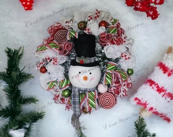 Corona caprichosa con tema de muñeco de nieve, corona navideña con detalles de caramelos falsos