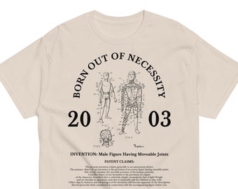 2003 GEBURTSTAG PATENT Geboren aus der Notwendigkeit Lustige männliche Actionfigur Mann mit beweglichen Gelenken Erfindung Herren klassisches T-Shirt Geburtstagsjahr