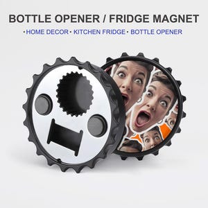 Puede incluir: Abridor de botellas y imán para nevera negro y plateado. El abridor de botellas tiene un diseño similar a un engranaje con una ranura para abrir botellas y dos imanes redondos. El imán para nevera presenta un collage de caras sorprendidas. Texto en la imagen: ABRIDOR DE BOTELLAS / IMÁN PARA NEVERA.