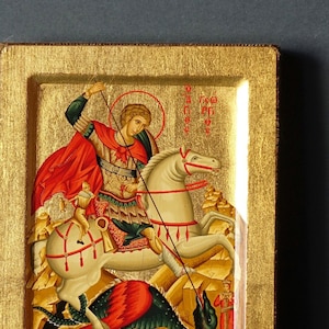 Ícone bizantino de São Jorge matando o dragão, com serigrafia, decoração manual e folha de ouro puro sobre madeira.