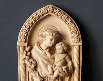Pequeña pila de agua bendita, con bajorrelieve del icono de San Antonio de Padua, en alabastro vintage de los años 80