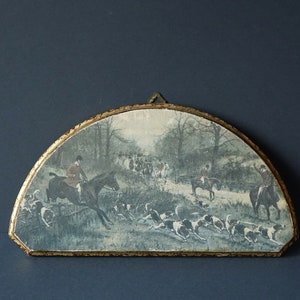quadro " scena di caccia"  vintage in legno di Firenze con fondo foglia oro e craquelle effetto antico