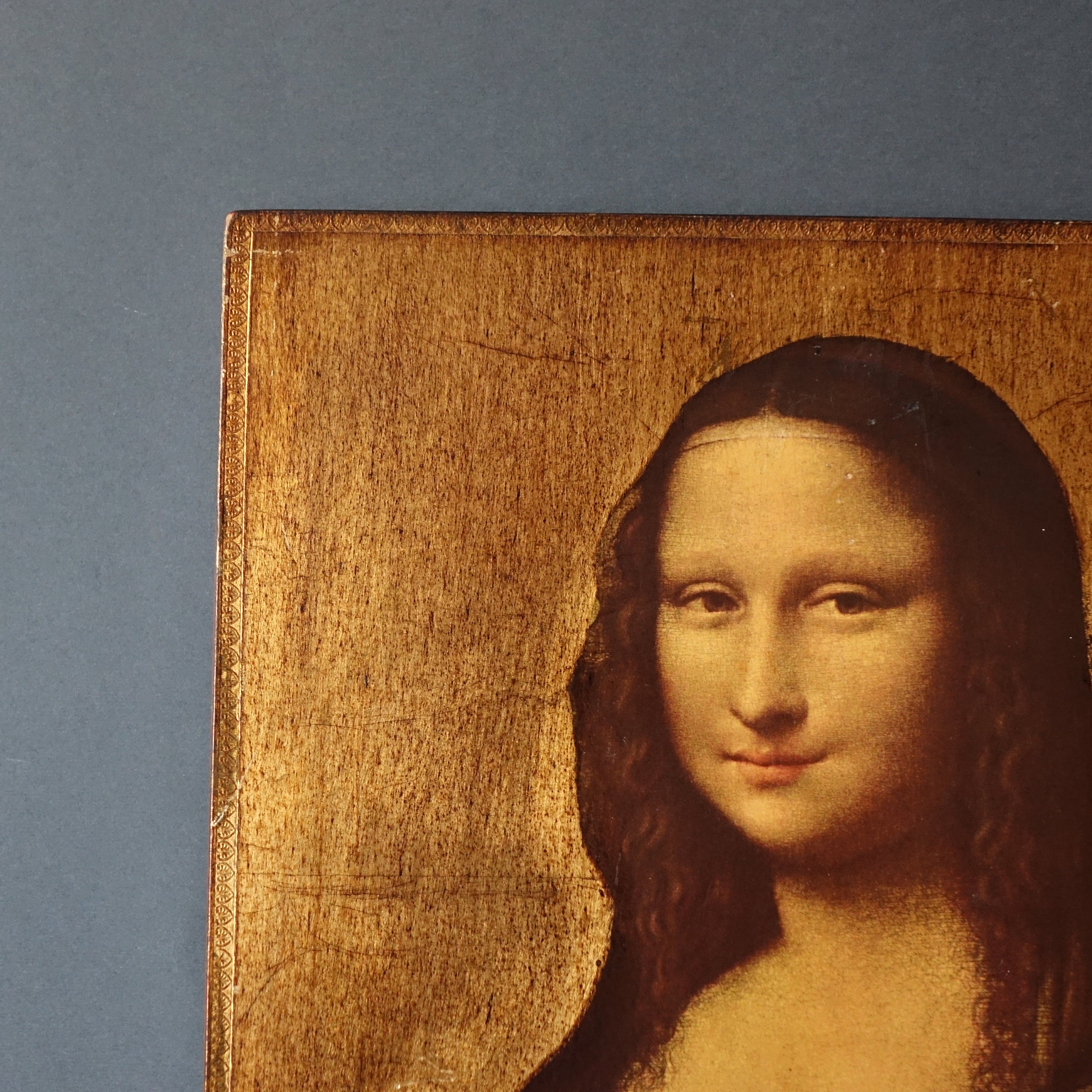 木と金箔のパネルに描かれたレオナルド・ダ・ヴィンチの「モナ・リザ