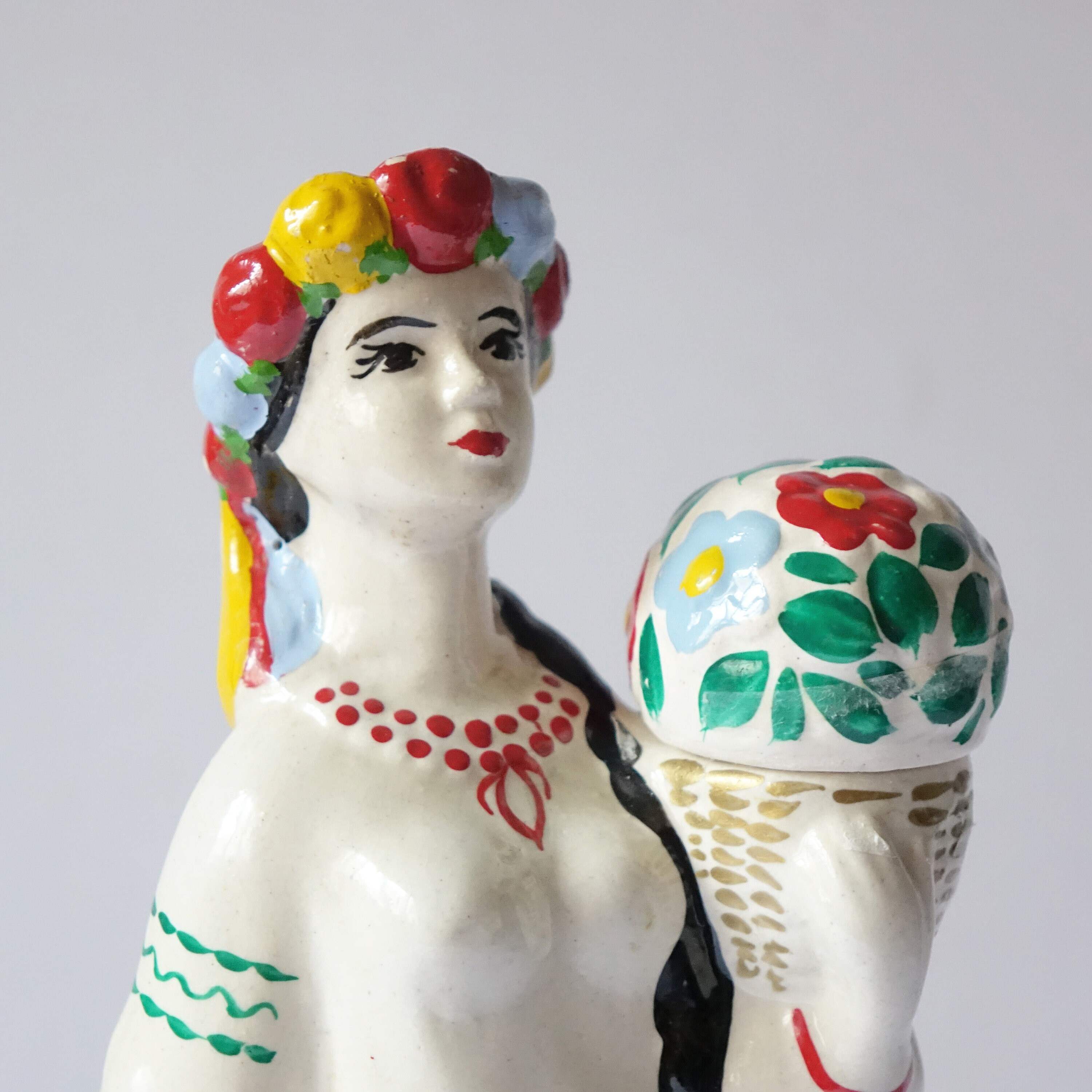 ロシア製？ウオッカ　陶器容器 ロシアの歴史と民間伝承に登場する女性を描いた陶器のウォッカ ボトル