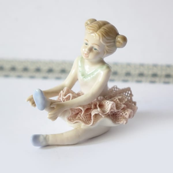 ensemble de 2 petites figurines de danseuse de ballet en porcelaine polie. Hervit (classe royale)