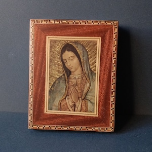 Icono sagrado de la Virgen de Guadalupe, con incrustaciones en tablero de madera opaca hecho a mano - objeto vintage de Sorrento de los años 80